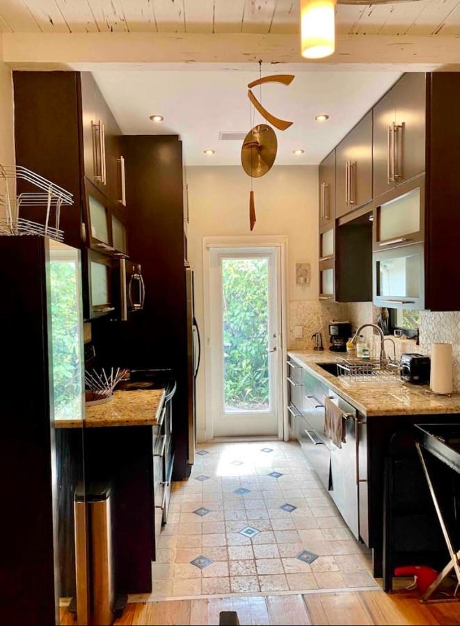 Seaside Haven: Gated 2-Bedroom with Den and Parking Miami Exterior photo