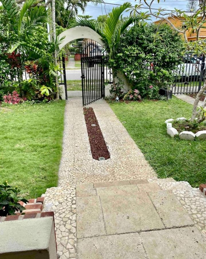 Seaside Haven: Gated 2-Bedroom with Den and Parking Miami Exterior photo