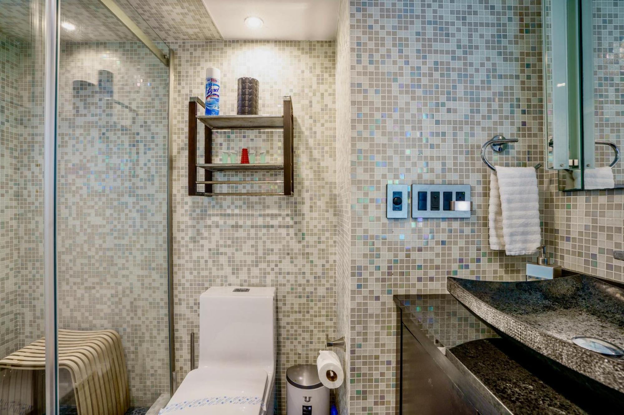 Seaside Haven: Gated 2-Bedroom with Den and Parking Miami Exterior photo
