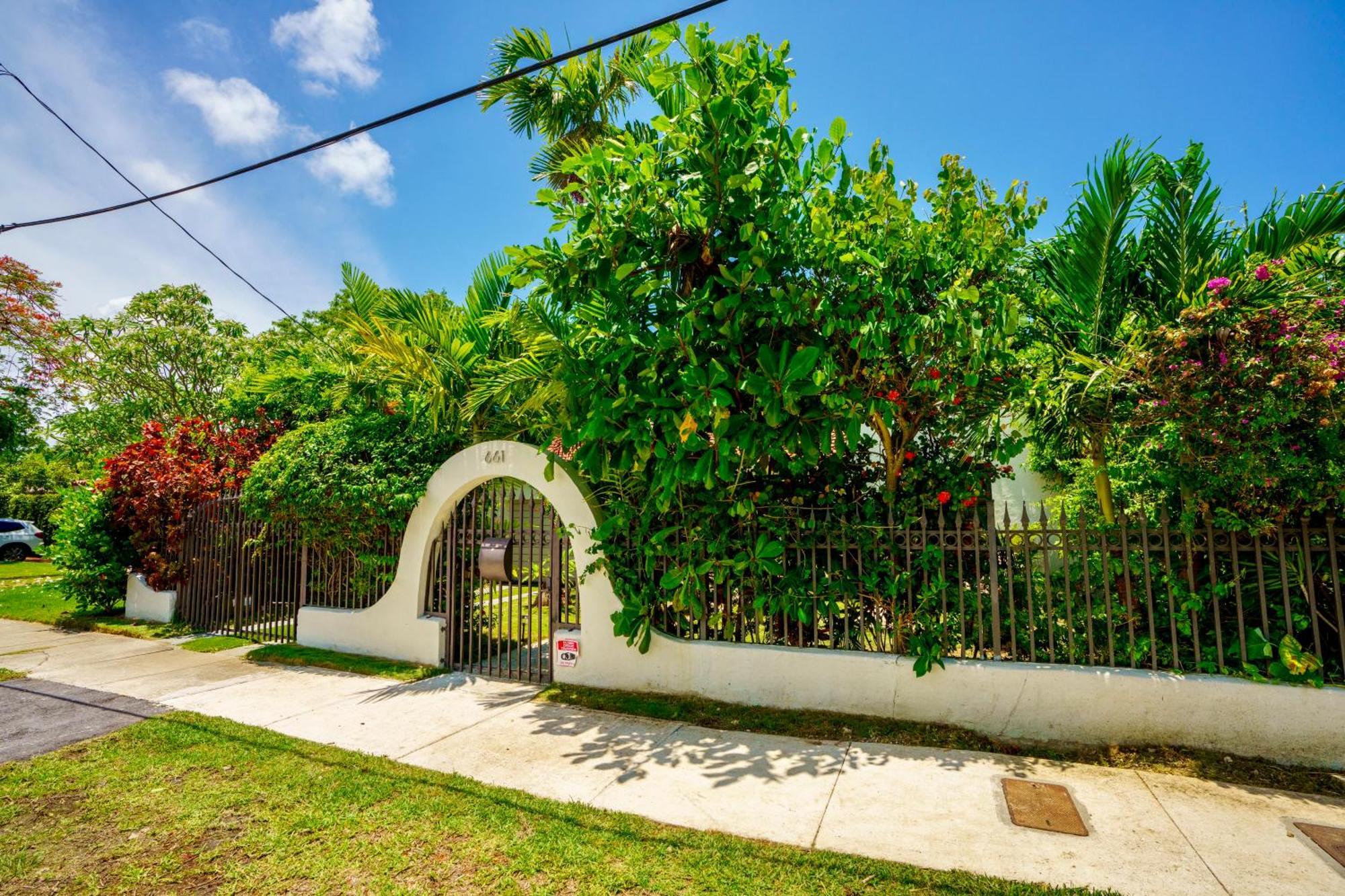 Seaside Haven: Gated 2-Bedroom with Den and Parking Miami Exterior photo