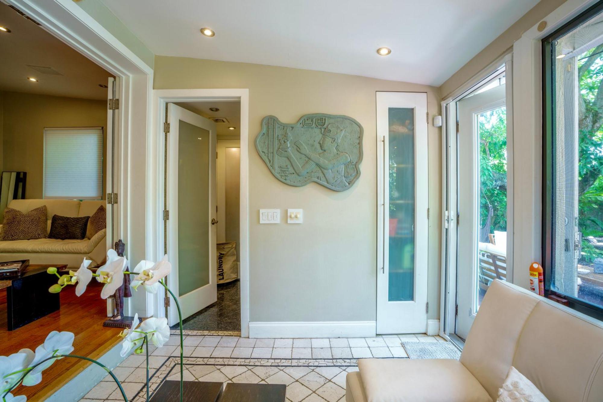 Seaside Haven: Gated 2-Bedroom with Den and Parking Miami Exterior photo