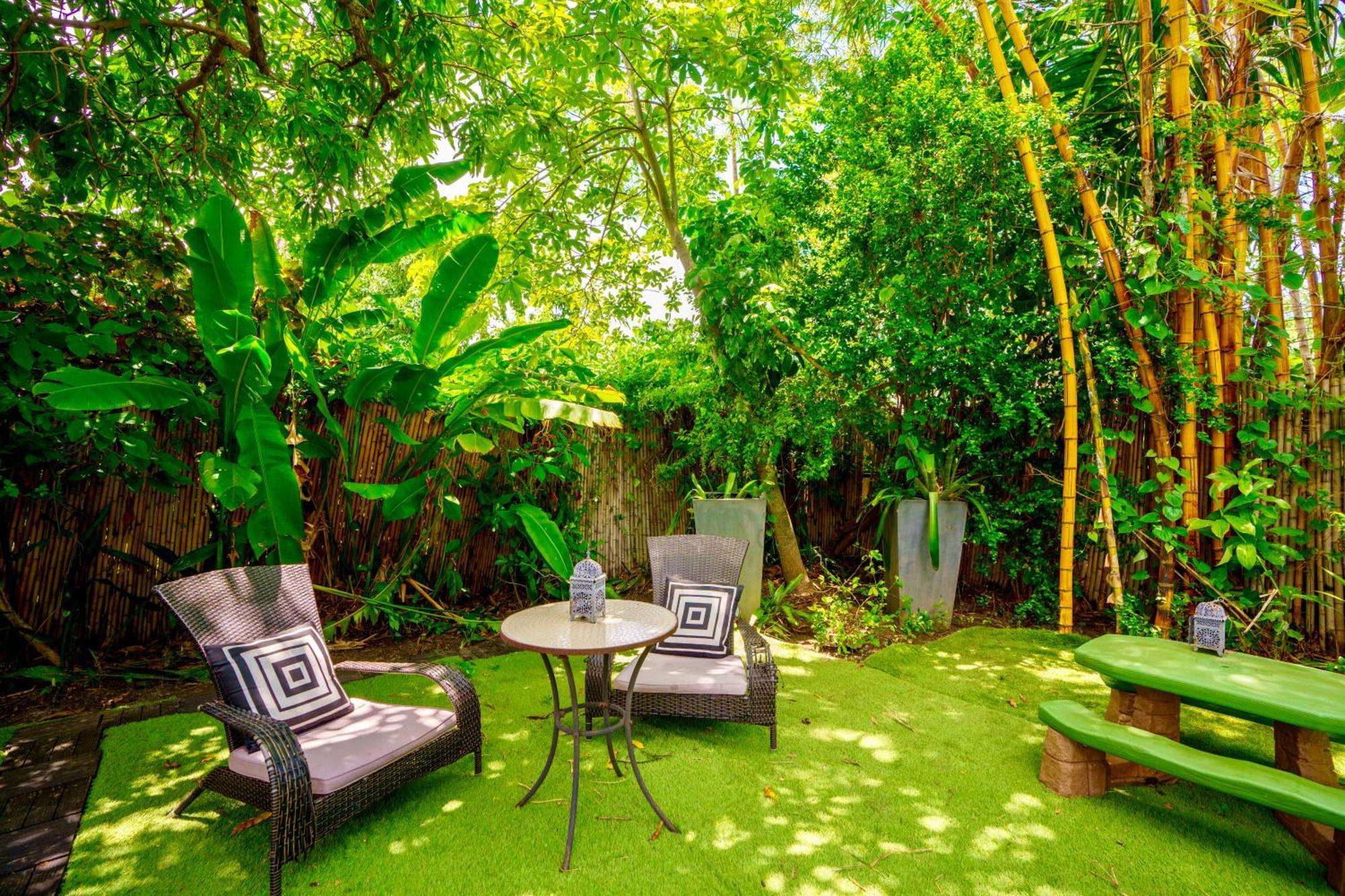 Seaside Haven: Gated 2-Bedroom with Den and Parking Miami Exterior photo